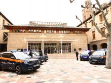 La consejera Mayte Pérez, en la presentación de los nuevos vehículos de la Unidad Adscrita de la Policía en Aragón