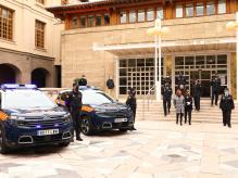 La consejera Mayte Pérez, en la presentación de los nuevos vehículos de la Unidad Adscrita de la Policía en Aragón