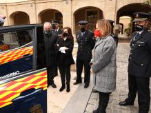 La consejera Mayte Pérez, en la presentación de los nuevos vehículos de la Unidad Adscrita de la Policía en Aragón