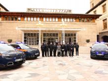 La consejera Mayte Pérez, en la presentación de los nuevos vehículos de la Unidad Adscrita de la Policía en Aragón