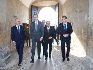 El Rey Felipe VI inaugura en Alcañiz la exposición "Territorios 5X50" en la clausura del 50 aniversario de la UNED