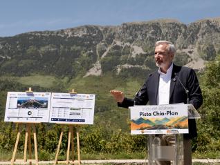Acto de colocación de la primera piedra de la pista Plan-Chía.