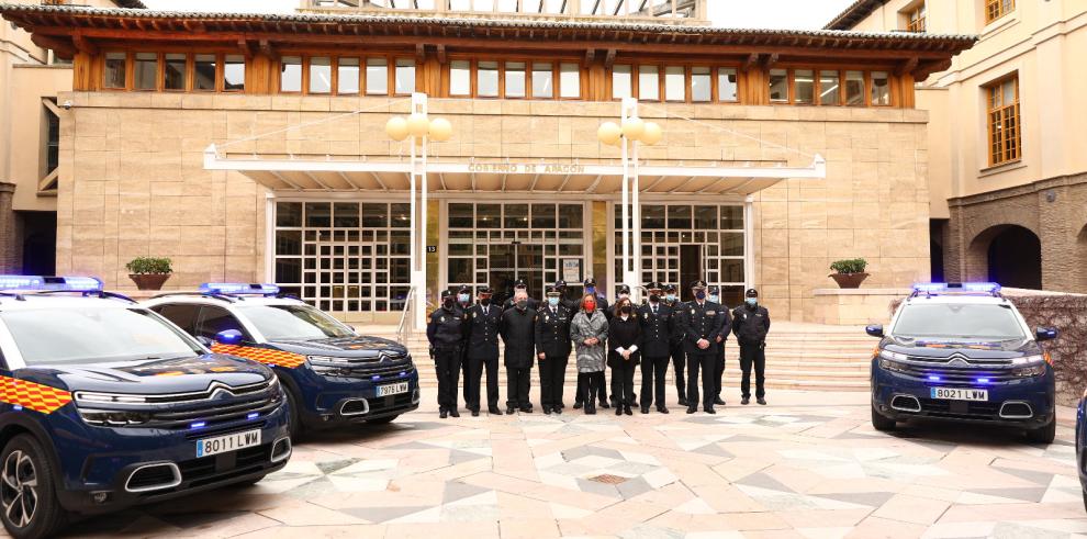 La consejera Mayte Pérez, en la presentación de los nuevos vehículos de la Unidad Adscrita de la Policía en Aragón